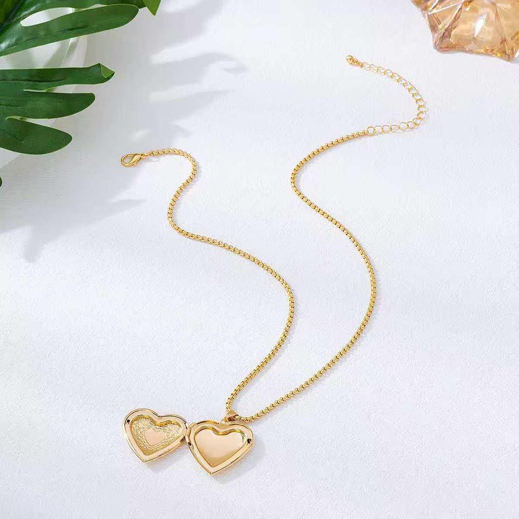 Heart-Shaped Peach Necklace: Exquisite Fashion for Couples