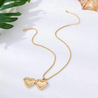 Heart-Shaped Peach Necklace: Exquisite Fashion for Couples