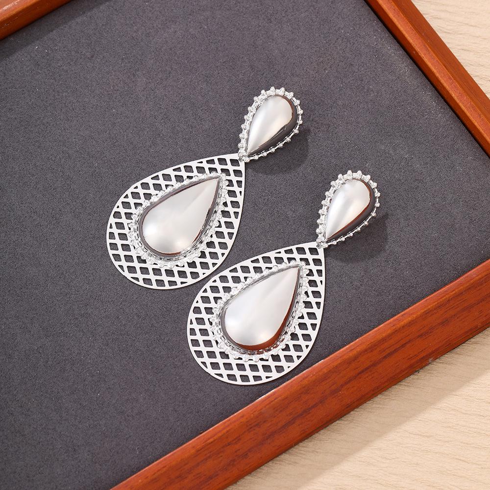 French Retro Niche Design Water Drop Stone and Flower Leaf Dangle Earrings: Luxurious, Exaggerated, Fashionable Ear Ornaments серебряный