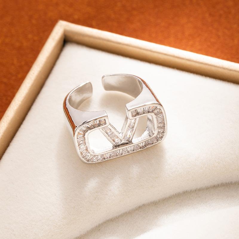 

New Warren Tianjia V letter square zirconium diamond-set open ring, brass niche design ring, ring білий