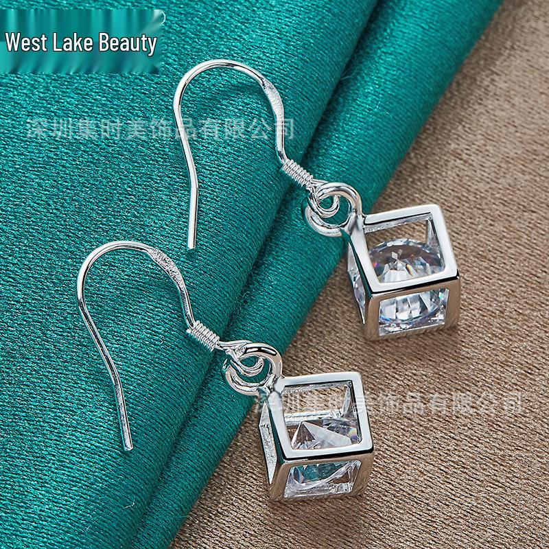 

Серебряные серьги с цирконами в виде полых кубов - Женские украшения «Красота Западного озера»