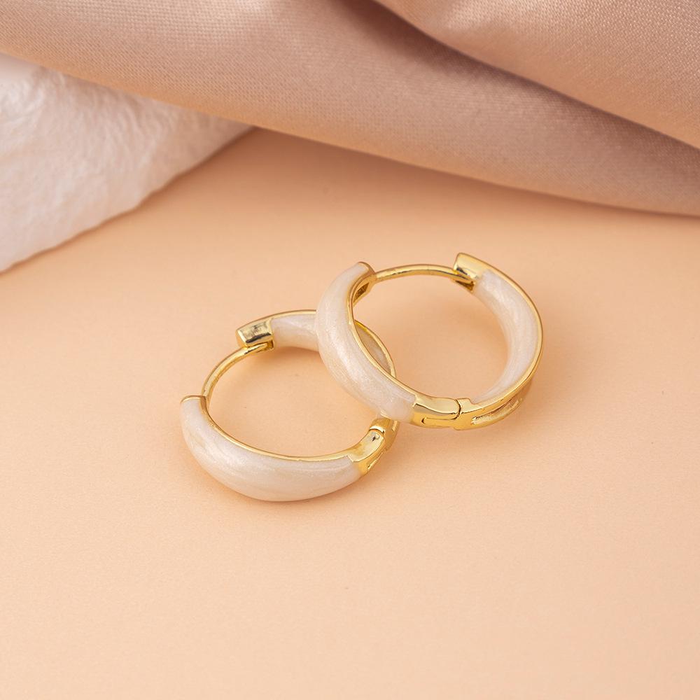 

Гонконгские серьги-пусеты из серебра 925 пробы в ретро-стиле: Изысканная капельная глазурь, Модный нишевый дизайн, Высококлассный женский аксессуар. бежевый/золотой