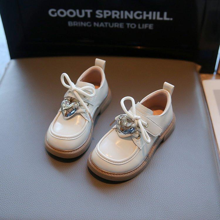 

Girls Korean version of small leather shoes 2025 spring new versatile love decorative buckle princess shoes medium and older children s foreign styl 36 бежевый