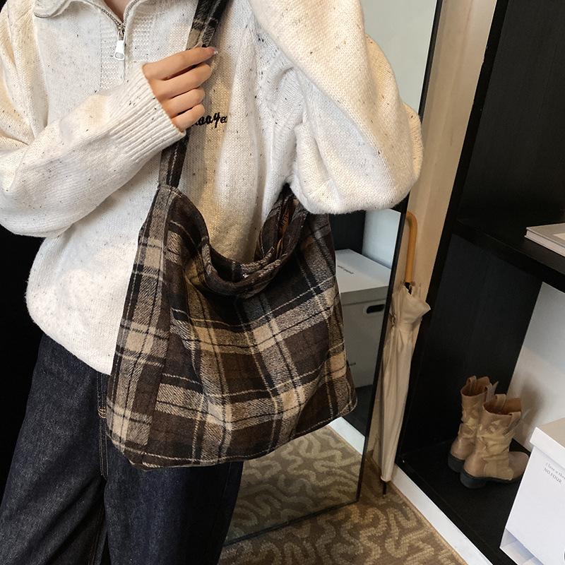 

New style network autumn and winter versatile plush woolen large capacity tote bag simple and fashionable 38*14.5*31