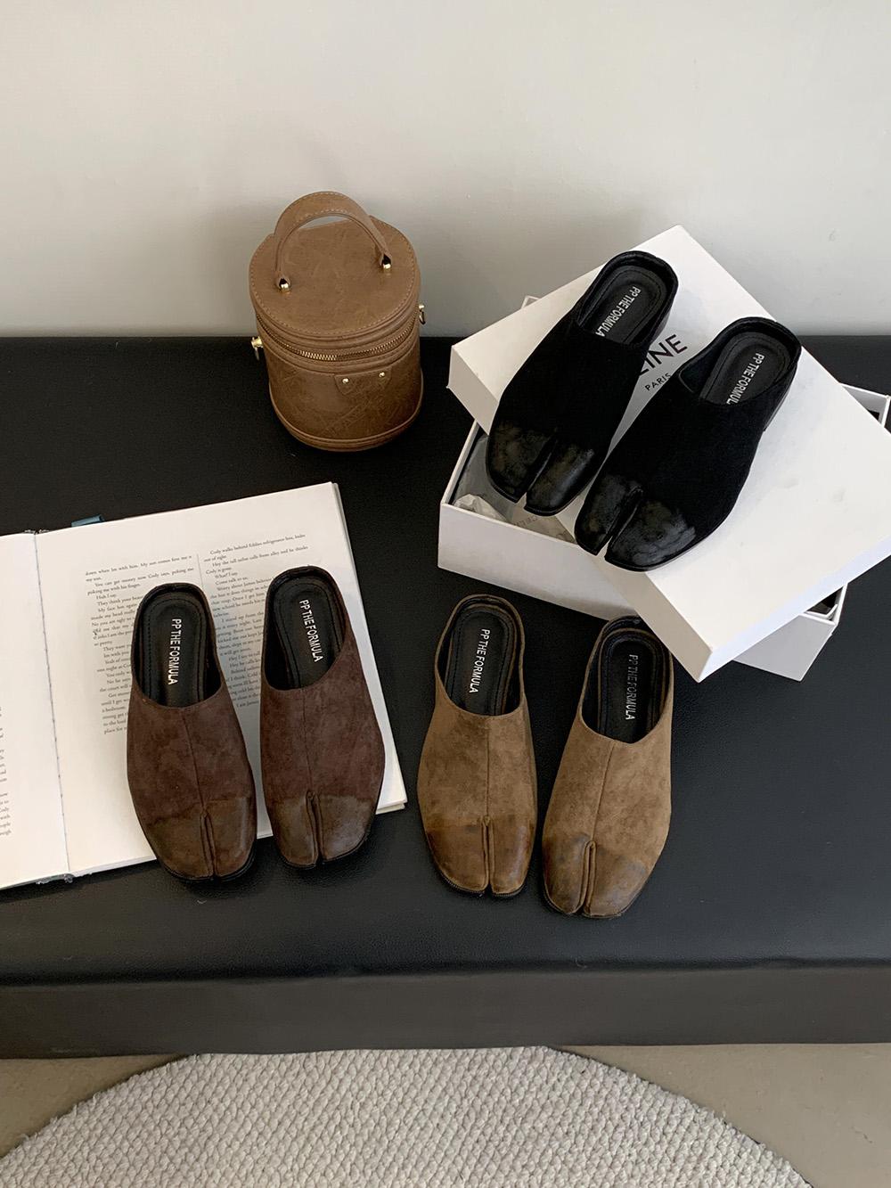 Модные женские тапочки-слайды из флока — фото 7