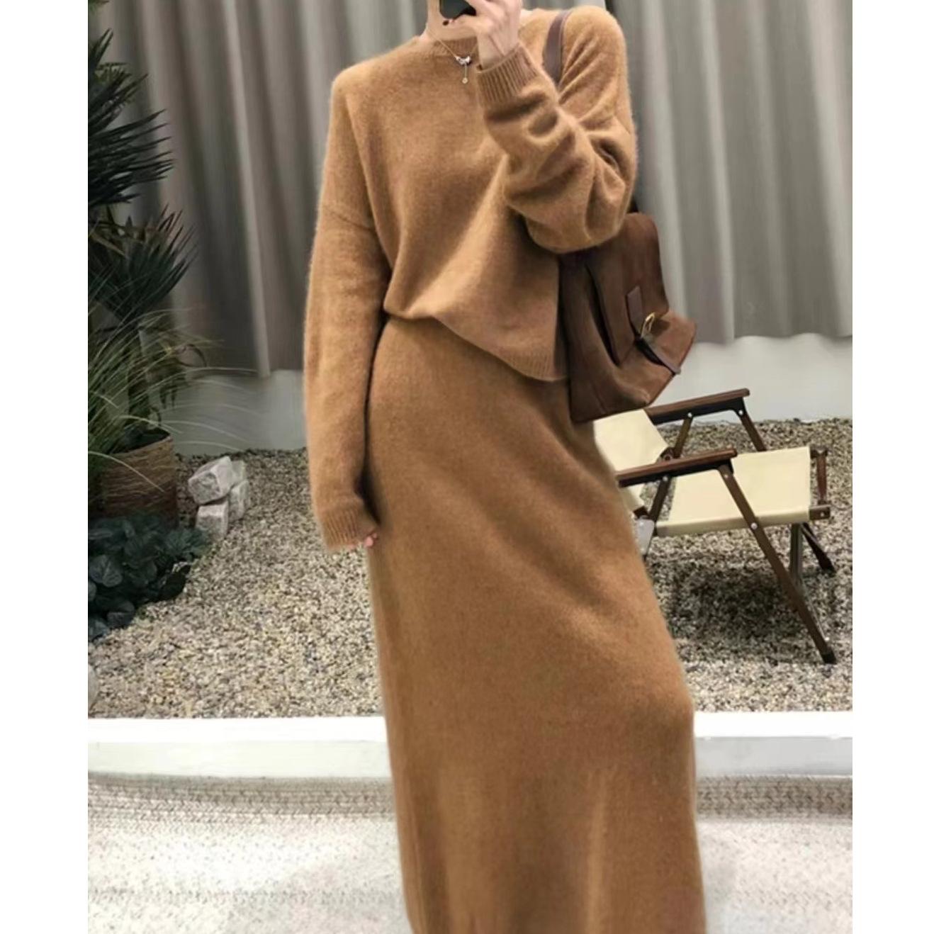 

Комплект из двух предметов: юбка-труба и вязаный свитер one size