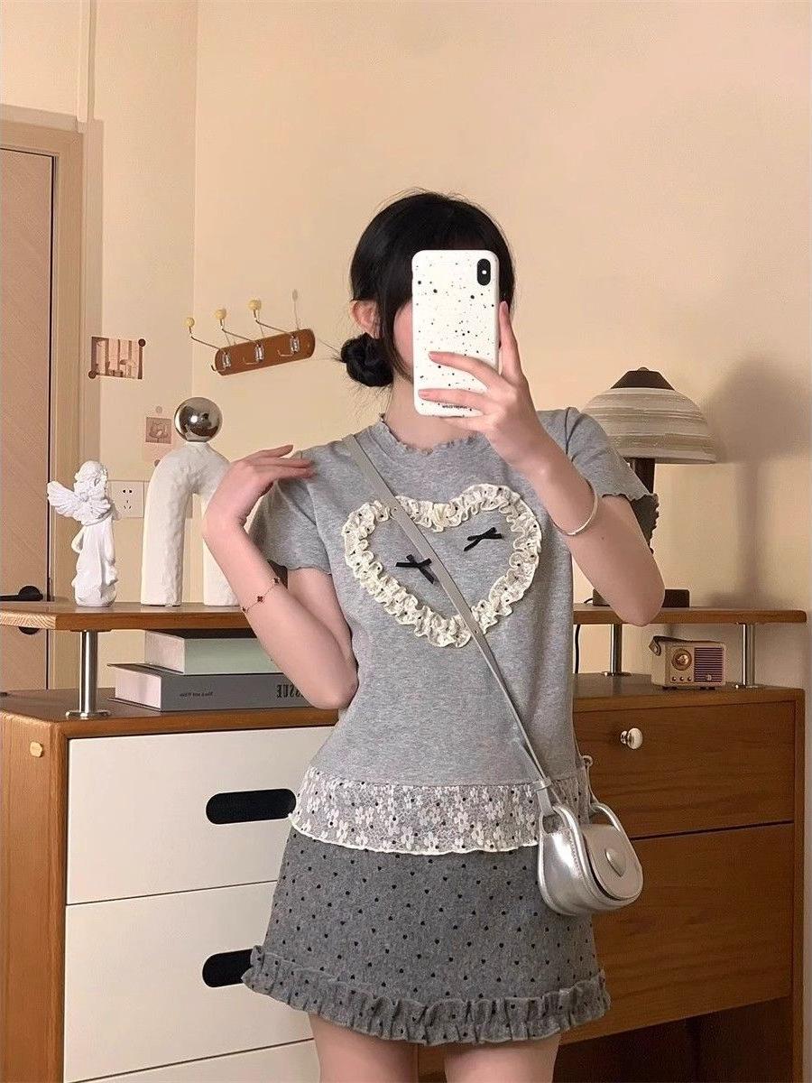 

Женская футболка с рукавами до локтя и кружевной отделкой подола в черный горошек с милым бантом на плече, подвернутый низ L серый