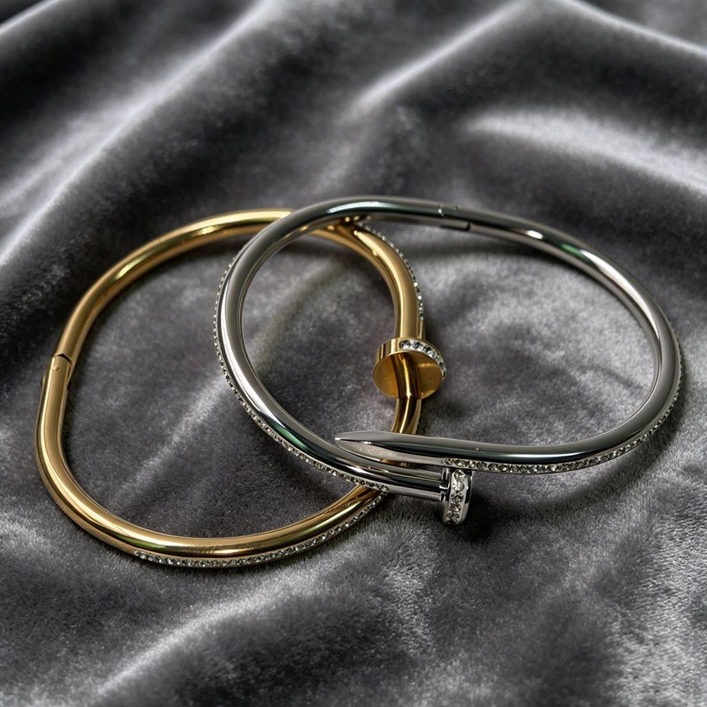 Bracciale da Uomo/Donna di Lusso in Acciaio al Titanio a Forma di Chiodo con Fibbia a Diamante - Design Aperto, Resistente allo Sbiadimento