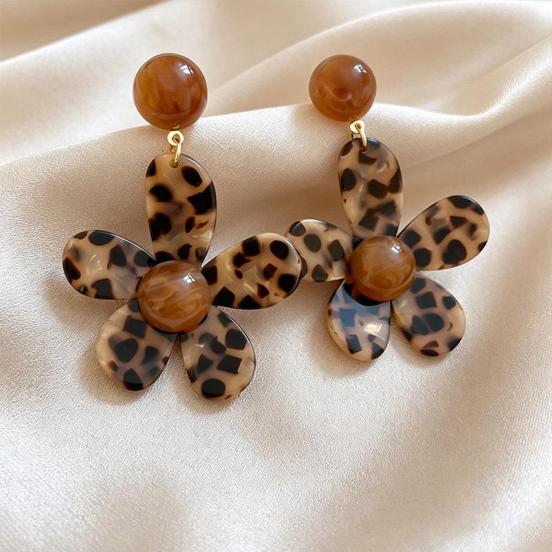 2025 Autumn/Winter Women's High-End Simple Earrings: Versatile Design with Maillard Color System