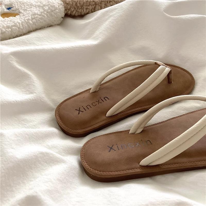 Flip-Flops Damenmode Oberbekleidung 2025 Sommer coole Hausschuhe Koreanische Version von Studenten schlichte rutschfeste Zehensteg-Strand-Sandalen