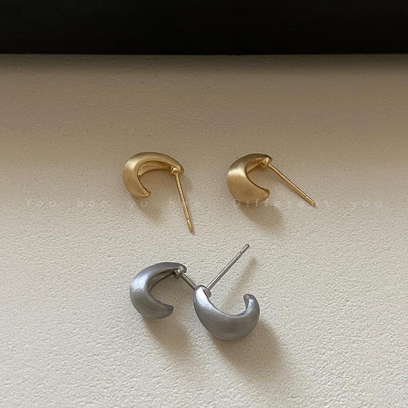 Gold Matte Brushed Earrings Female Models Light Luxury Senior Sense of Design Earring for Simple Commuting Ear Hole Ambience Back To School Accessory