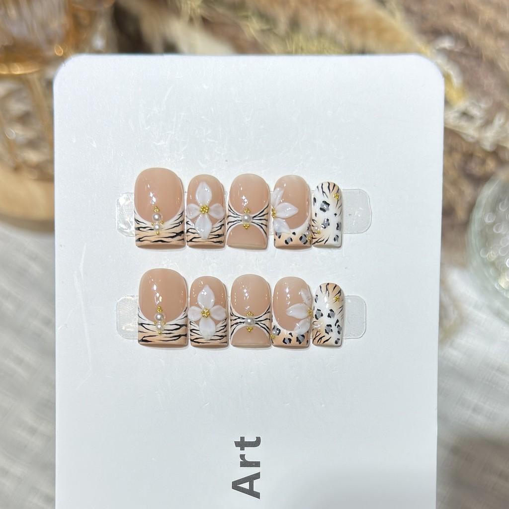 Handmade Press On Nail Personality Smudge Hand-painted Leopard Print 3D Carved White Flower Short Square Fake Nail Patch Artificial Nail Reusable XS