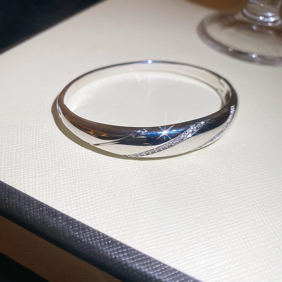 Elegant Geometric Rhinestone Zircon Buckle Bracelet: A Versatile and Luxurious Accessory for Women