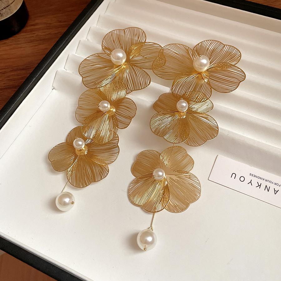 

Silver Needle Diamond Metal Flower Hollow Fringed Earrings Light Luxury Premium Earrings European and American Cold Wind Earrings