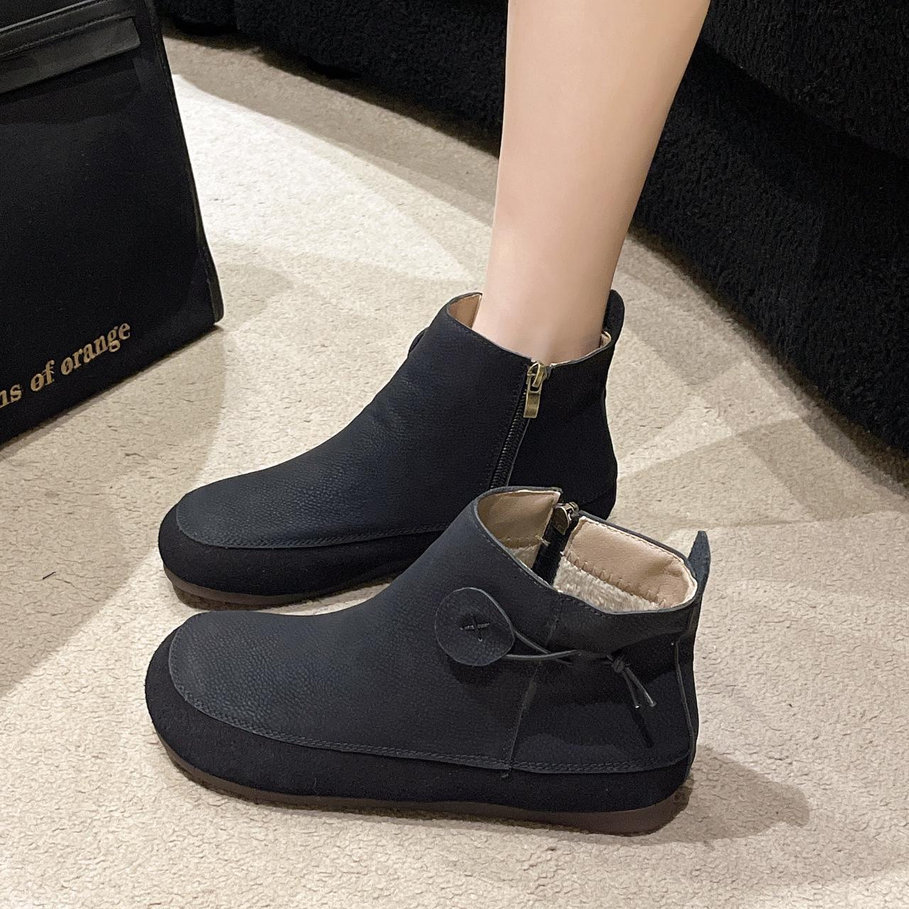 

Модные короткие сапоги на плоской подошве в стиле ретро для женщин 2024 года, зимние новые мягкие кожаные модные короткие сапоги на плоской подошве с боковой молнией для женщин Traf 39 чёрный