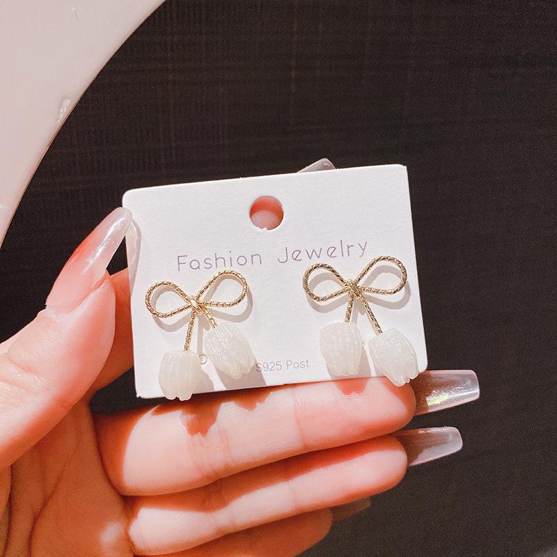 

Серьги-пусеты Тюльпан с бантом Серебряная игла - Сказочный стиль Мори для нежной элегантности