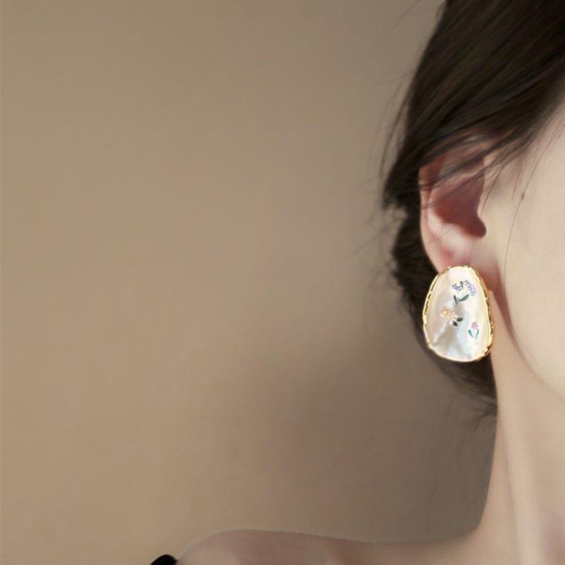 A52E Retro Flower Drop Earrings Simple Fashion Jewelry for Special Occasions CN