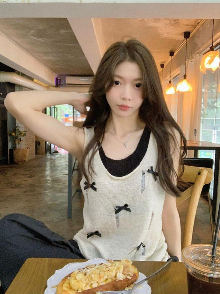 Women's Color-Block Bow Top: Slim Fit Summer Knit with Rolled Hem and Ripped Design