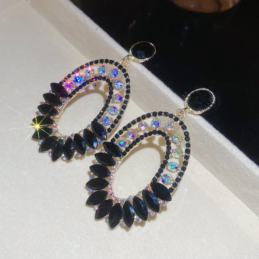 Geometrische ovale Ohrringe mit Strasssteinen und Silbernadel: Elegante und stilvolle Ohrstecker mit einem Hauch von Luxus.