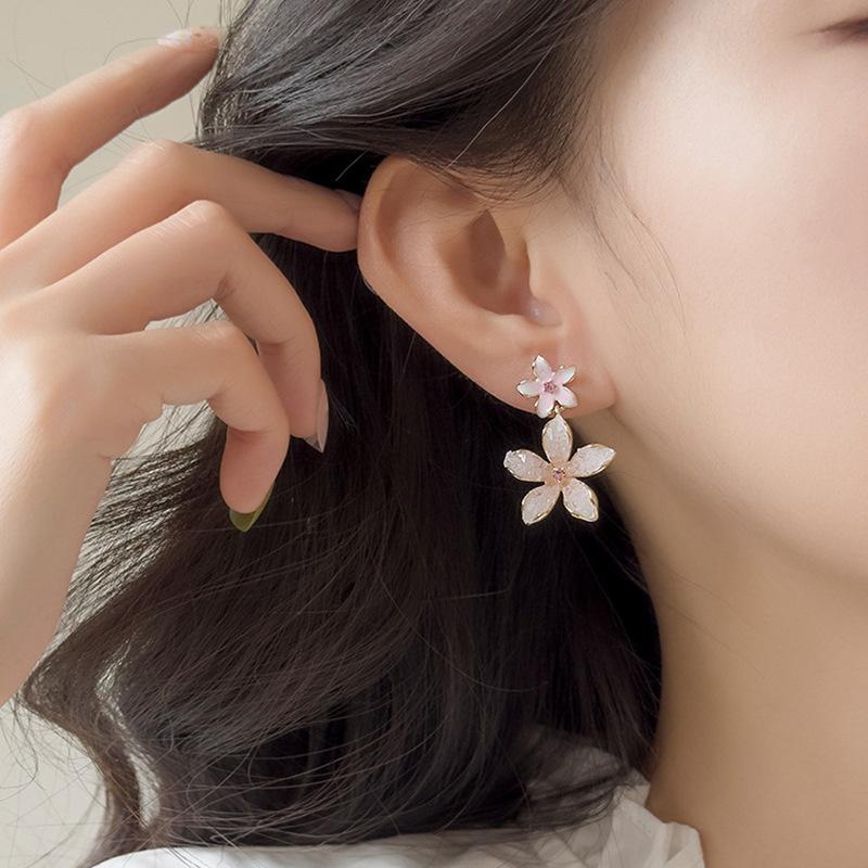 

Diamond drip oil flower stud earrings spring and summer sweet small fresh earrings fashionable and unique design high-end earrings