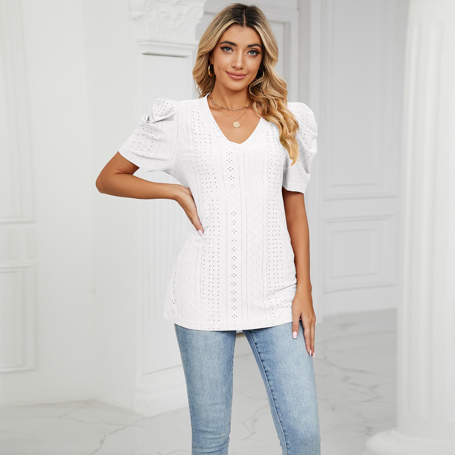 Летняя женская футболка с v-образным вырезом и объемными рукавами — фото 5