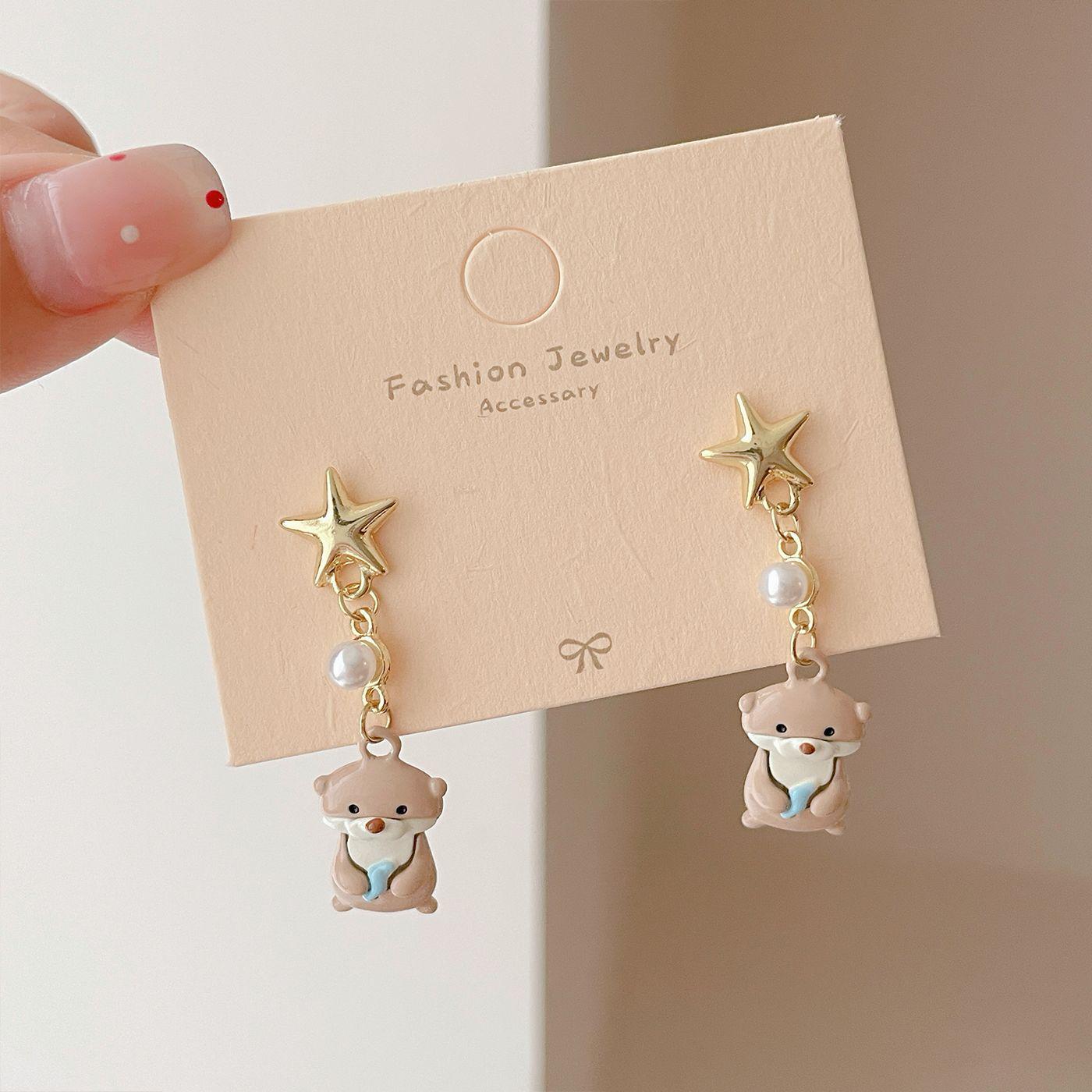 

Очаровательные серьги-выдры для женщин: Милый мультяшный дизайн с серебряными заклепками