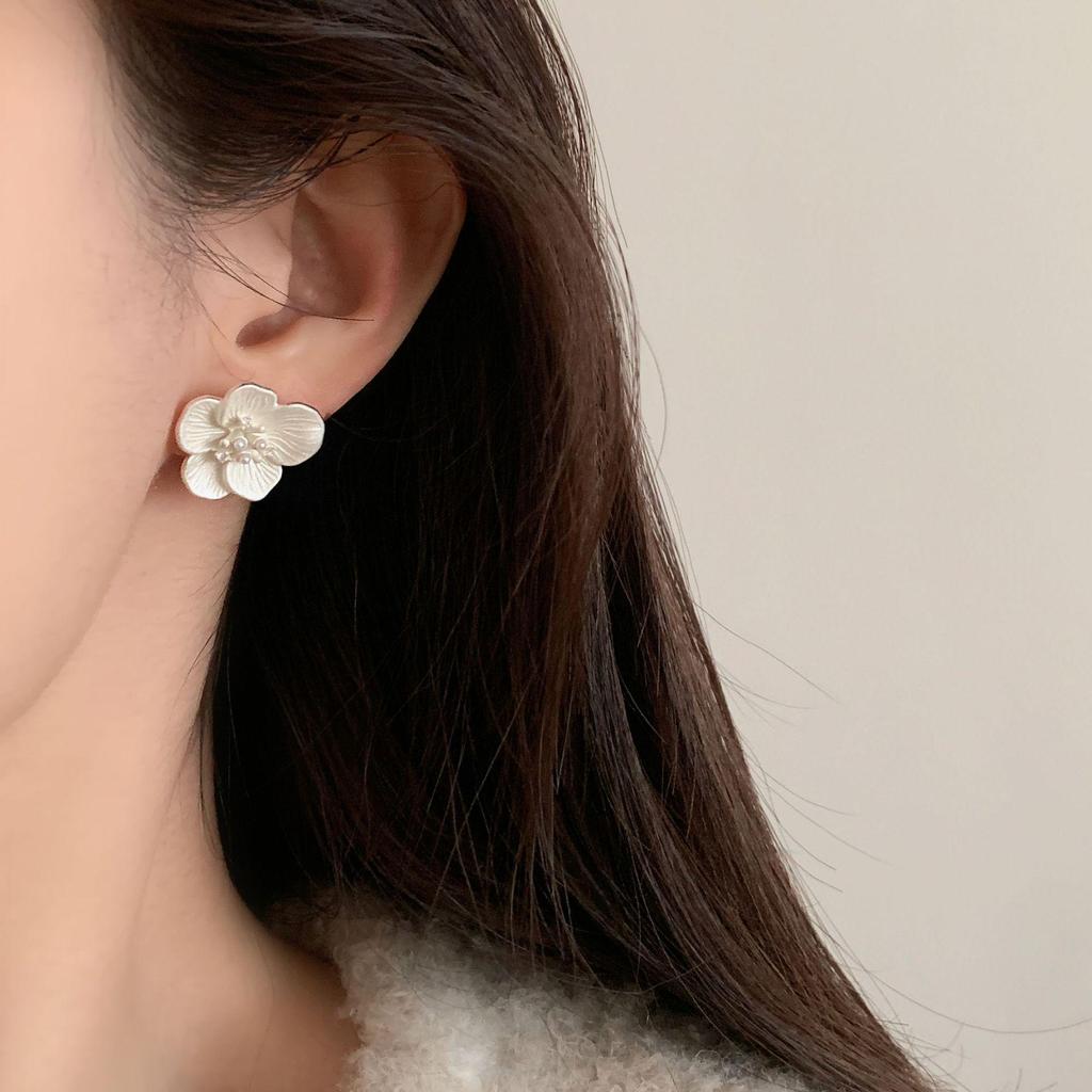 Elegant Three-Dimensional Floral Stud Earrings: French Retro Chic, Versatile & Luxurious Design for Women