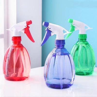 Gießkanne, Blumensprüher, Kunststoff-Sprühflasche, Farbe wird zufällig gesendet.