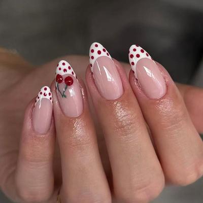 Elegante Middellange Amandel Press On Nagels Glanzend Frans Wit met Rode Stippen 3D Kers Design 24 stuks