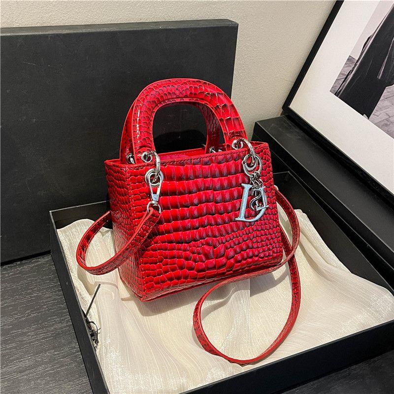 

Accessible Luxury Fancy Crocodile Pattern Women s Bag 2025 New Arrival Fashion All-Match Messenger Bag Western Style Satchel Diana Bag Red