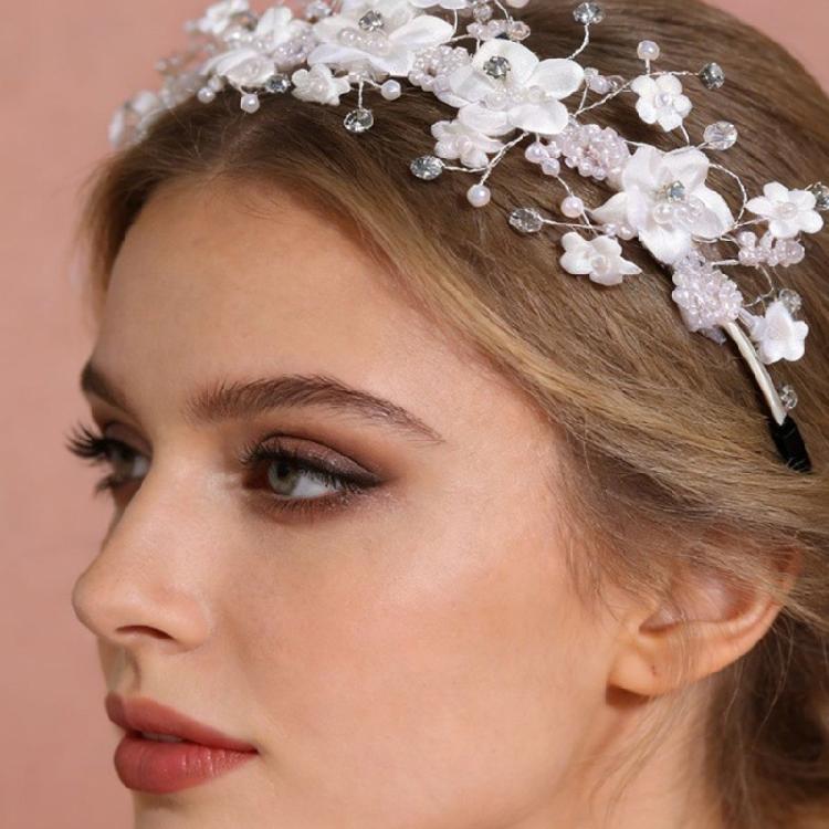 Elegantes Haaraccessoire mit weißen Stoffblumen, Perlen und Strasssteinen – perfekt für festliche Anlässe und als Brautschmuck.