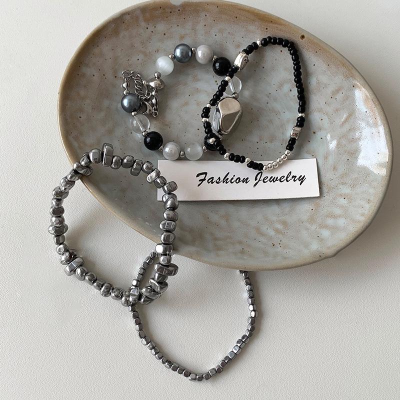 Černý a šedý korálkový náramek: Retro čínský styl pro ženy - Trend jaro/léto 2023