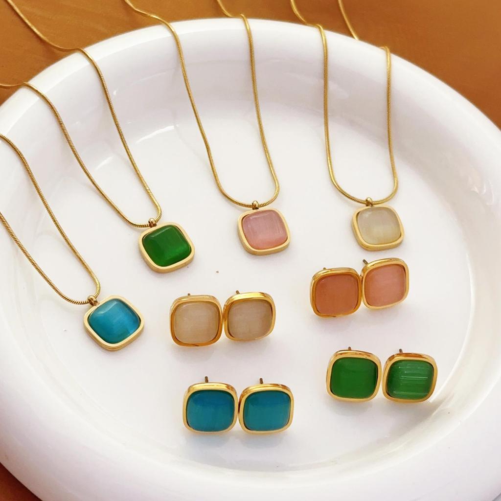 Titanium Steel Colorful Sugar Cube Necklace with Red & Green Square Pendant - Women's Non-Fading Light Luxury Retro Clavicle Chain.