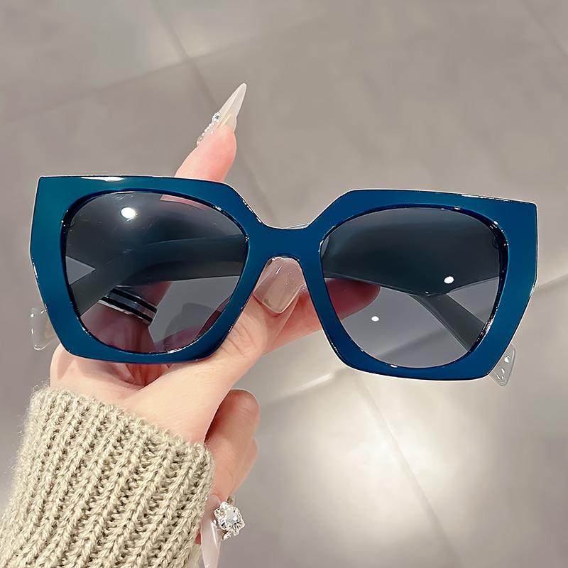 Square-framed Versatile Sunglasses with Unique Diamond-shaped Legs Are Fashionable and Trendy Travel Photography Accessories