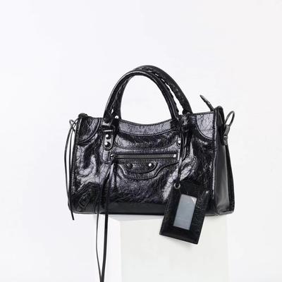 2025 New Retro Versatile Rivet Motorcycle Head Cover Soft Leather Handbag Sweet Cool Spicy Girl Style Single Shoulder Crossbody Bag