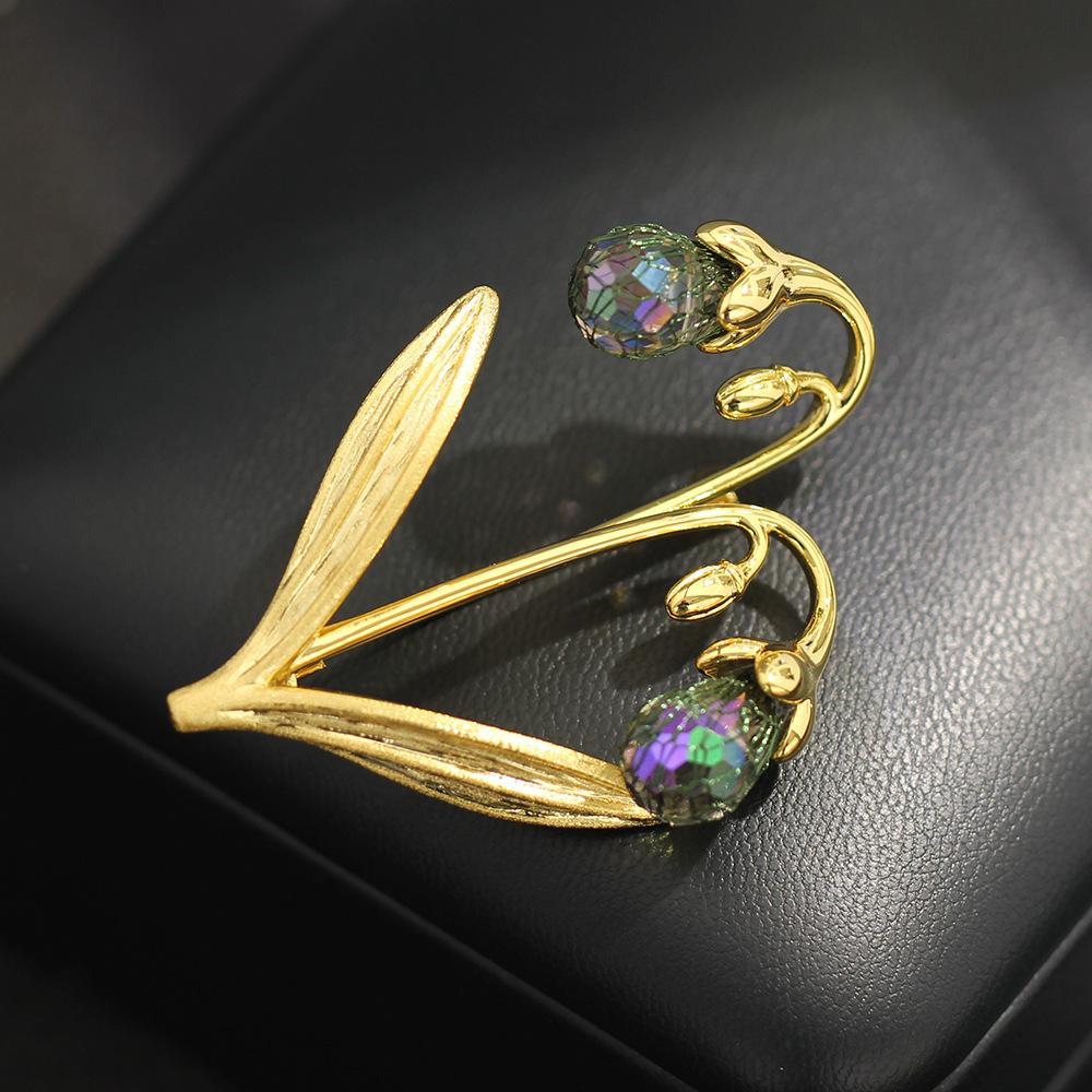 Spilla a forma di bouquet di gigli della valle con cristalli viola, foglie dorate spazzolate, lusso leggero di nicchia, pin versatile per donna