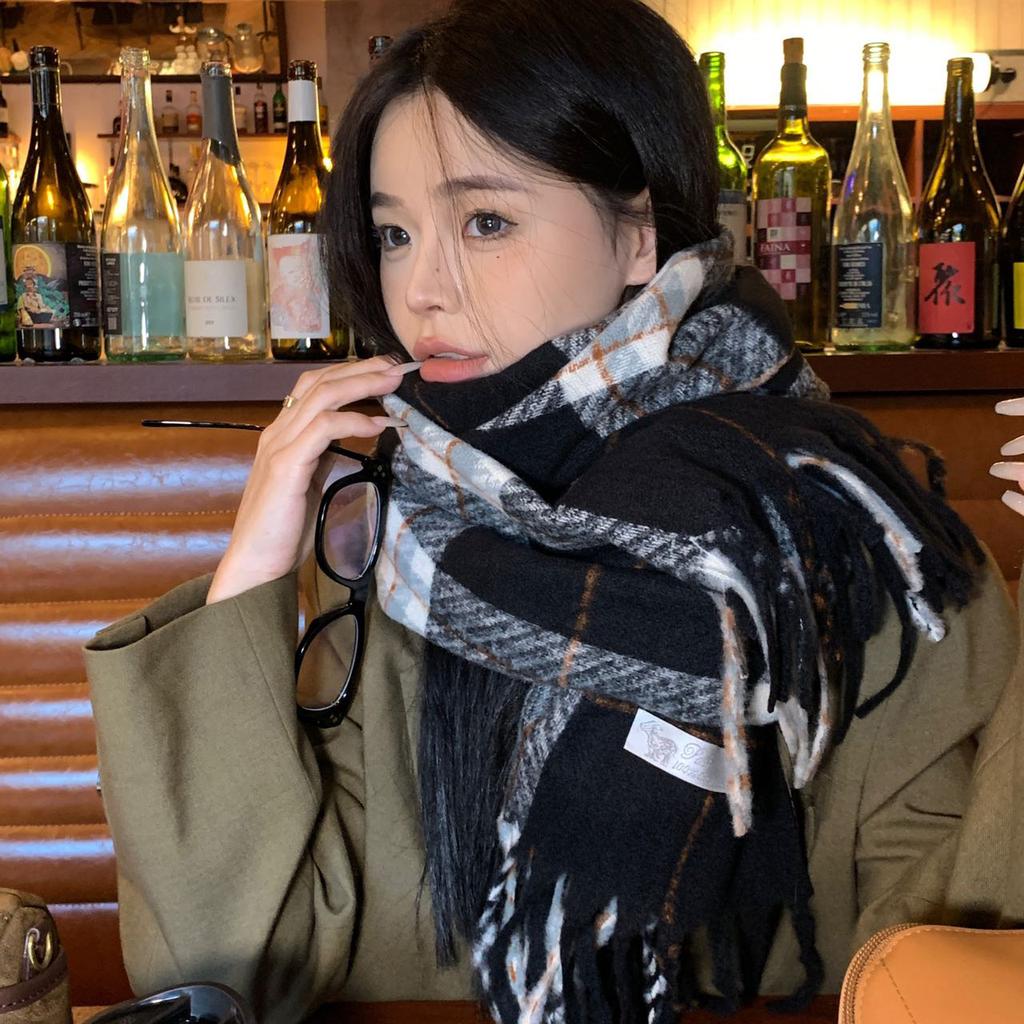 New scarf women's autumn and winter high-end feeling warm and versatile Korean version shawl plaid black and white atmosphere scarf