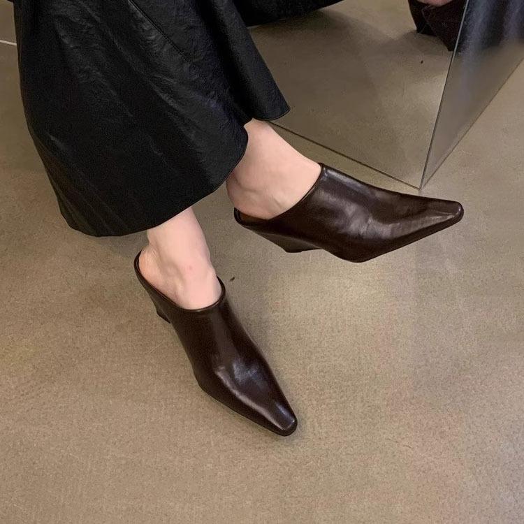 Evropský a americký styl klínový podpatek taška hlava poloviční pantofle dámské venkovní nošení 2025 jaro a léto měkká kůže malá čtvercová hlava ležérní vysoký he