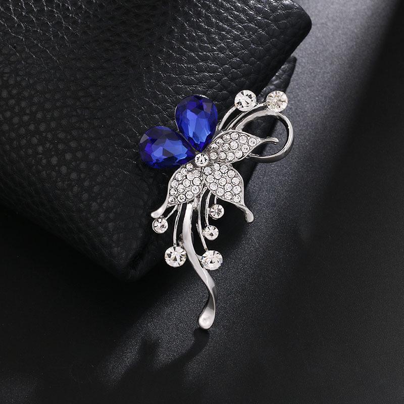 Broșă Florală de Lux cu Strasuri în Stil Coreean - Pin Elegant pentru Guler de Damă