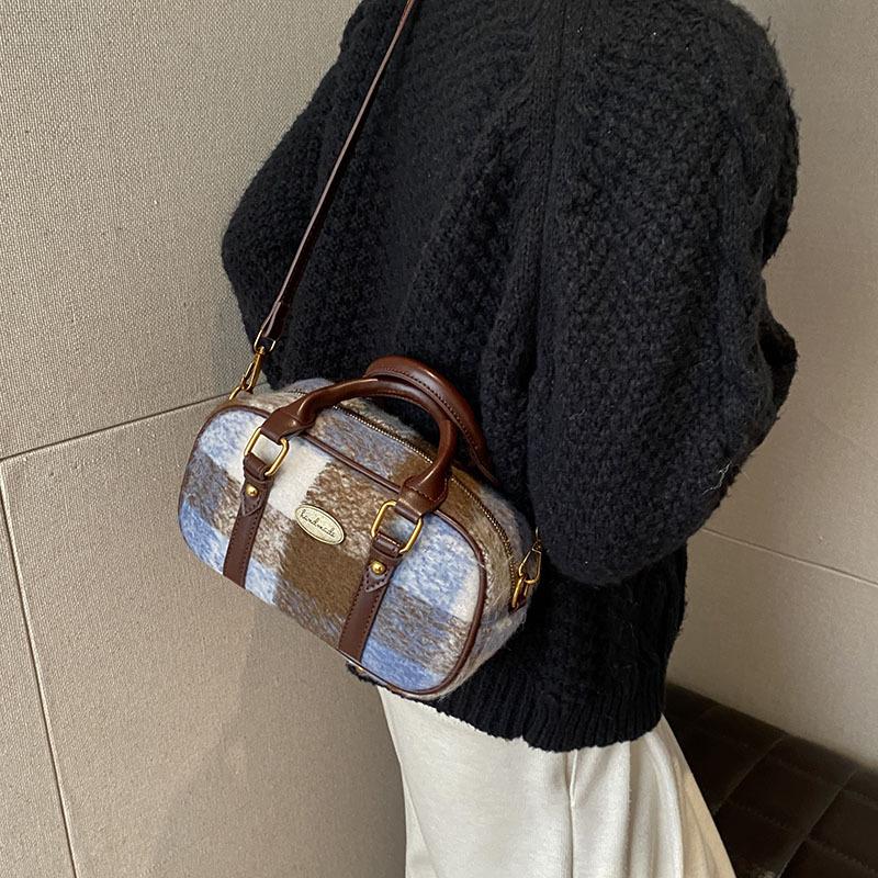 Woolen portable bowling bag women's 2025 new trendy retro college style plaid pattern versatile shoulder messenger bag