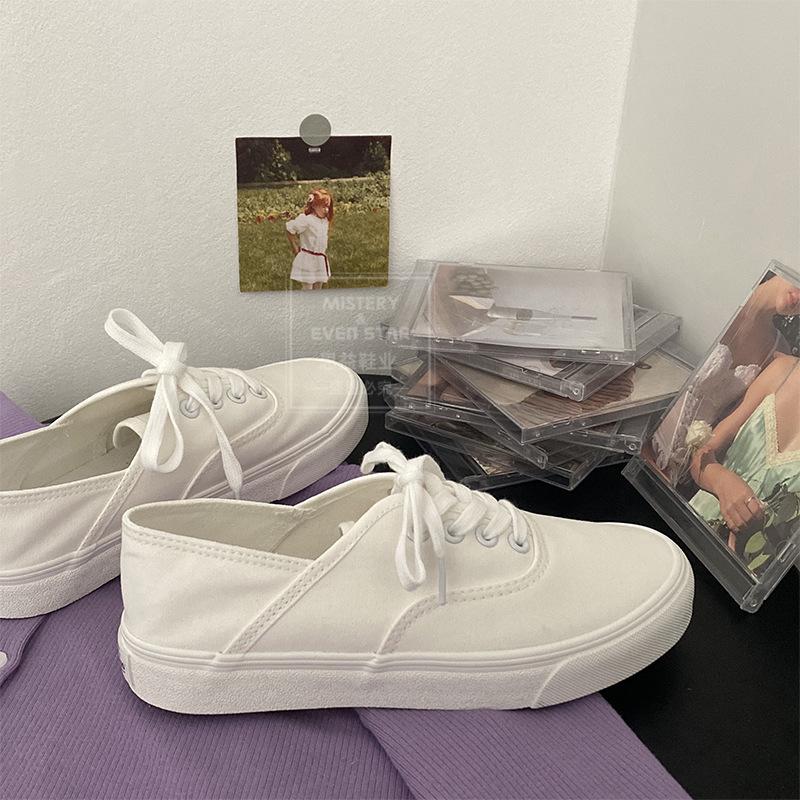 You can step on the heel and half-drag canvas shoes. Women wear white shoes. Women are versatile and pedal lazy shoes 518.