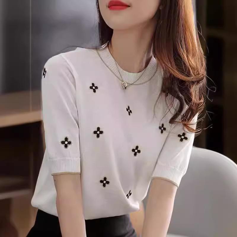 2024 Nouveau Style Femme Top Tricoté en Soie Glacée Brodé Trèfle à Quatre Feuilles Col Rond