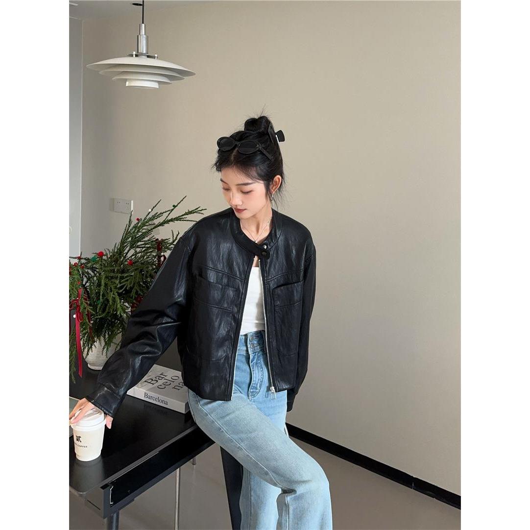 

2025 Куртка из ПУ кожи в европейском стиле - Женская весенне-осенняя короткая куртка свободного кроя, модная на молнии, с круглым вырезом и воротником-стойкой. Medium чёрный