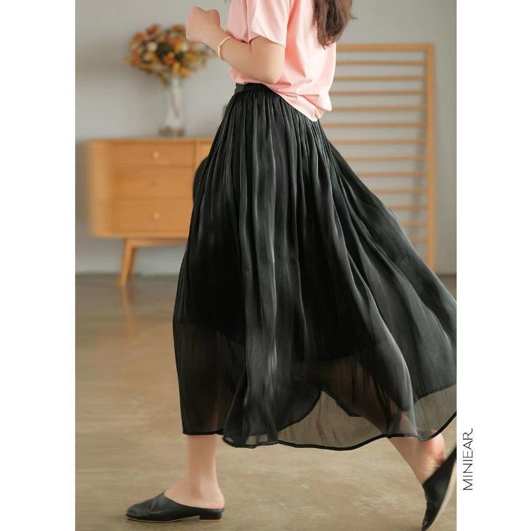 Элегантная и модная макси-юбка песочного цвета с высокой талией и складками на лето — фото 6