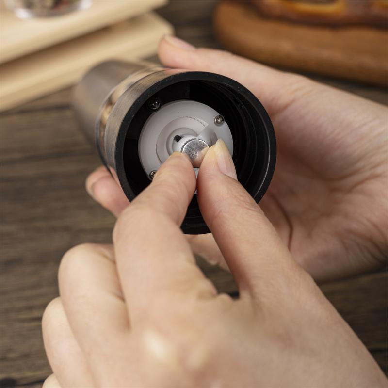 1Pcs Stainless Steel Automatic Spice Mill With Led Indicator Light Battery‑Powered Salt And Pepper Grinder For Home Kitchen