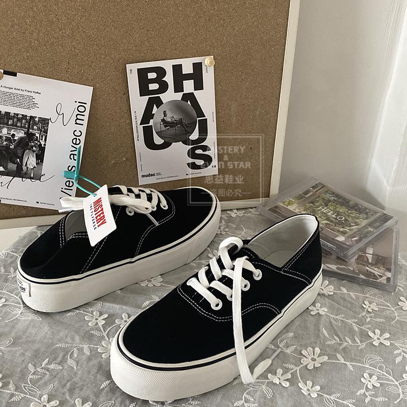 You can step on the heel and half-drag canvas shoes. Women wear white shoes. Women are versatile and pedal lazy shoes 518.