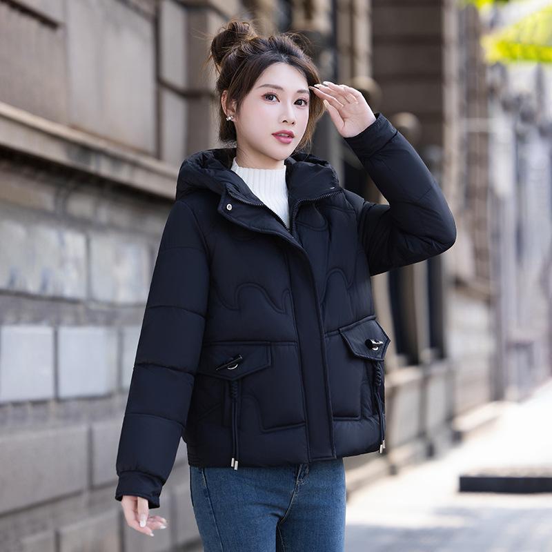 

Женская короткая ветрозащитная теплая зимняя куртка с капюшоном и рукавами реглан M чёрный