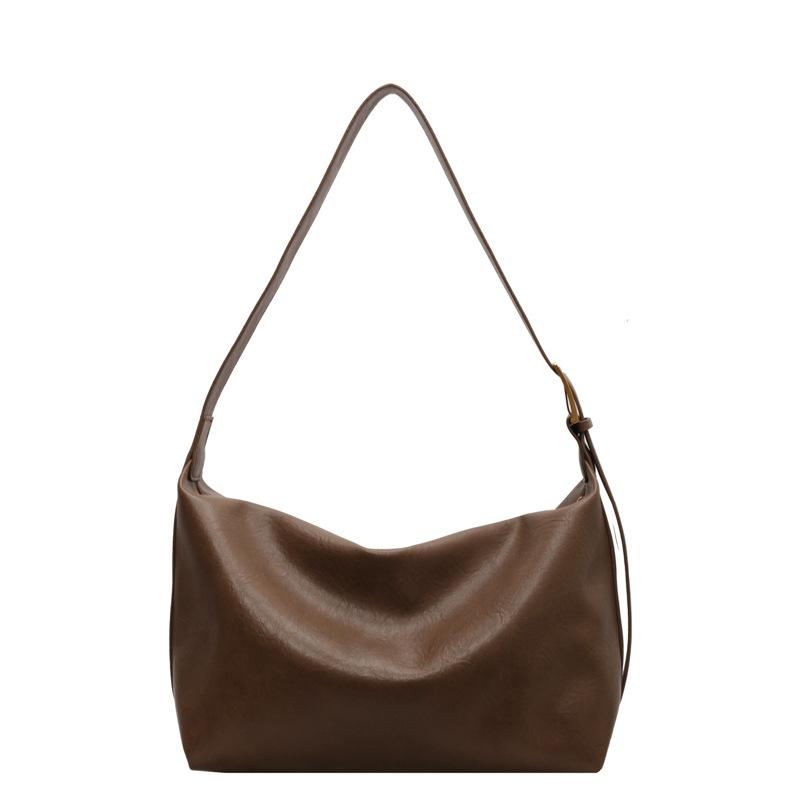 Velká crossbody taška z měkké kůže v minimalistickém stylu, na jedno rameno a pod paži