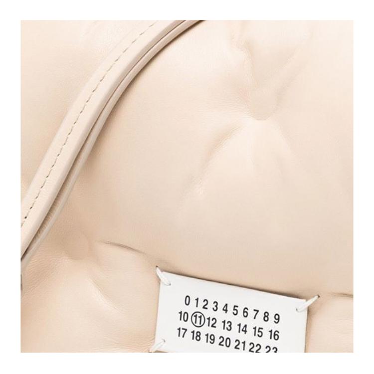 Maison Margiela Buchstabenlogo gesteppte Druckknopfklappe Ledertasche Wolkenform Damen Umhängetasche Beige SB1WG0019P4300T2086