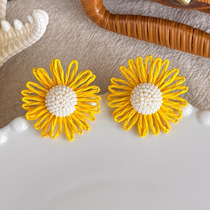 Cute Handmade Woven Sunflower Clip Earrings Raffia Flower Ear Clip for Women Beach Vacation Jewelry Gift Accessories Gifts